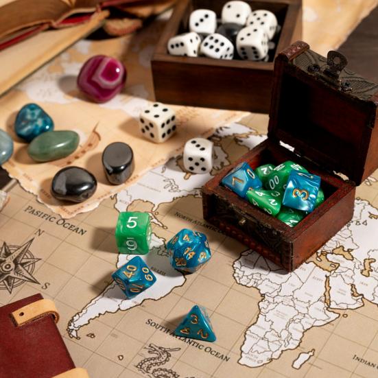 Brætspil med verdenskort, krystaller, en skatkiste og mange forskellige terninger.