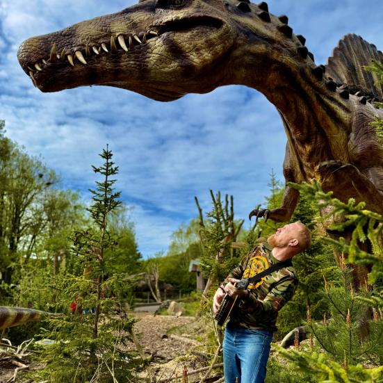 Morten og en dinosaur