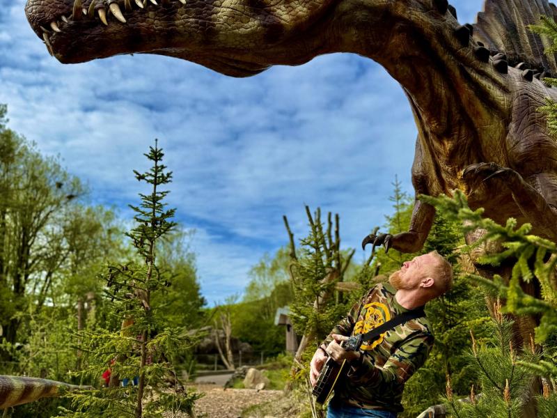 Morten og en dinosaur