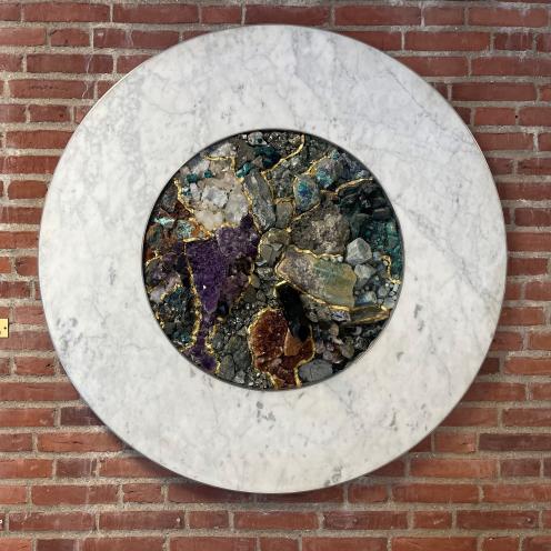 Sten- og marmorrelief af Karen Strand.