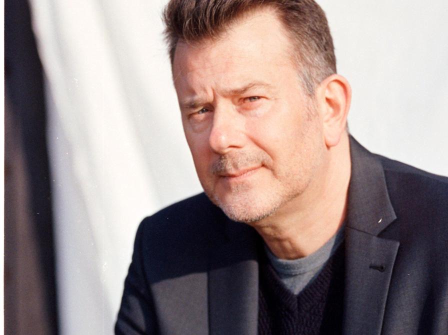 Portrætfoto af forfatter Allan Erik Mogensen.