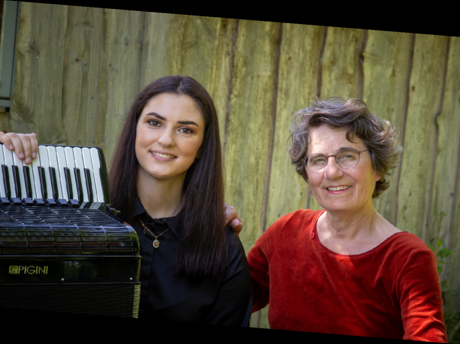 Iben Mazanti og Anastasia Zubova, der optræder og spiller i forestillingen. 